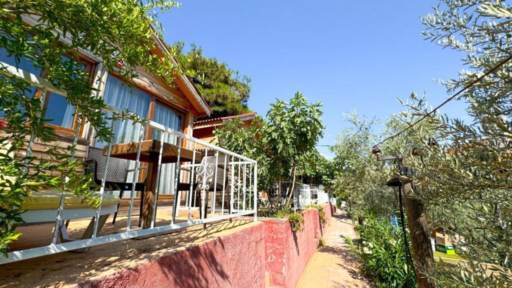 Gaia Bungalow Bed and Breakfast Ayvalı Esterno foto