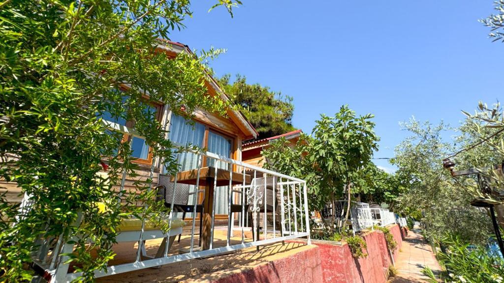 Gaia Bungalow Bed and Breakfast Ayvalı Esterno foto